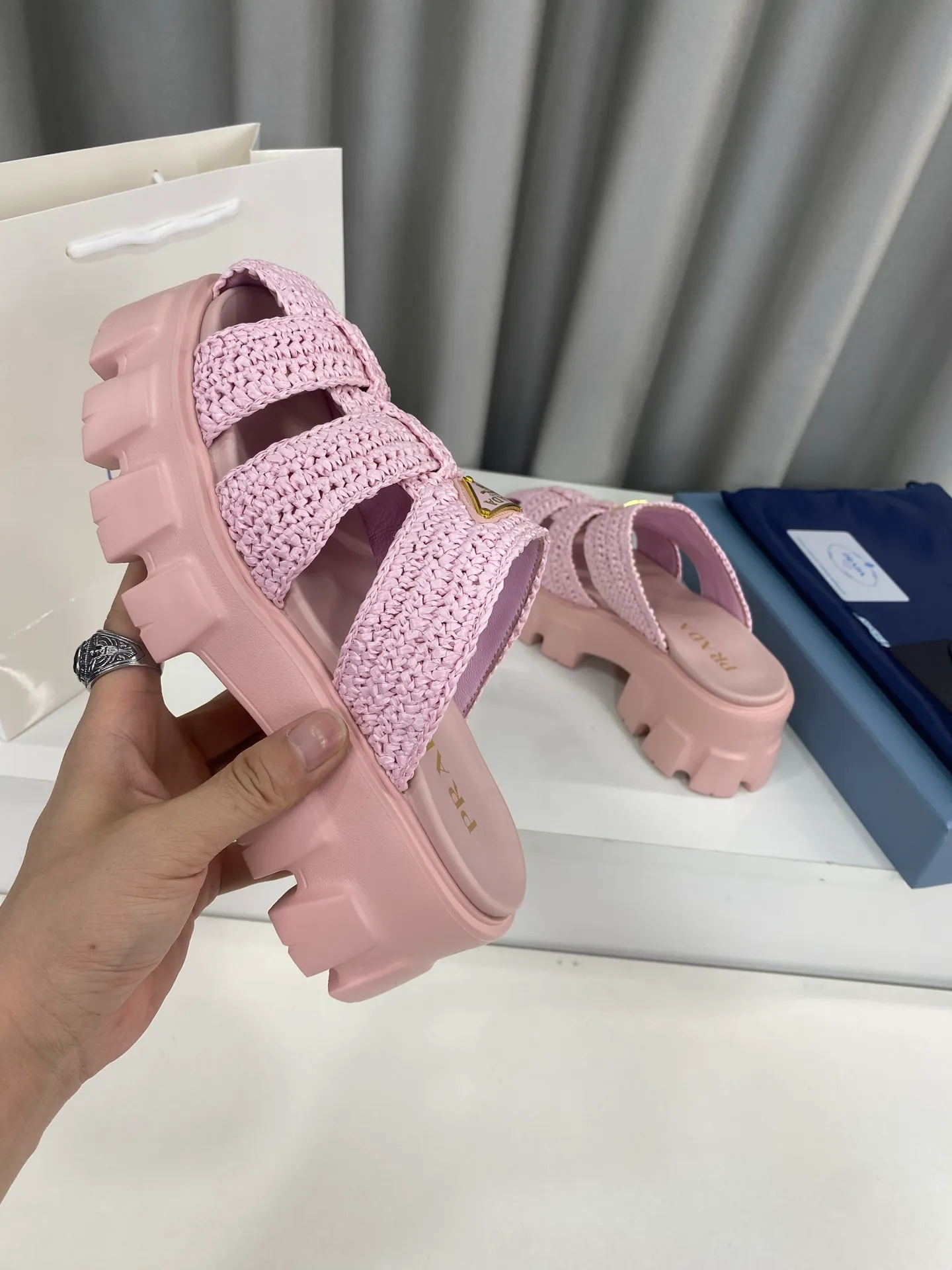 👟👟Ex-factory price 520👟👟 Prada's latest bamboo cage weaving thick-soled triangle buckle sandals☑️ Latest environmentally friendly PP material, fully hand-crocheted, just like knitting sweaters, slow work and meticulous work, retro fashionable thick-soled shoes, with woven uppers, making the whole pair of shoes light and comfortable, bright colors, satisfying various choices for fashionable people with different styles! The iconic metal triangle logo is paired with the shape of ancient beach sandals. Every design element is fashionable! Size: Women's 35-39 (34, 40, custom-made, non-returnable) Full set of counter original packaging